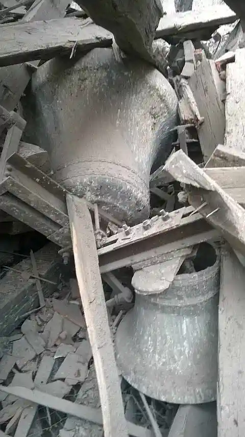 Zerstörte Glocken nach Turmeinsturz